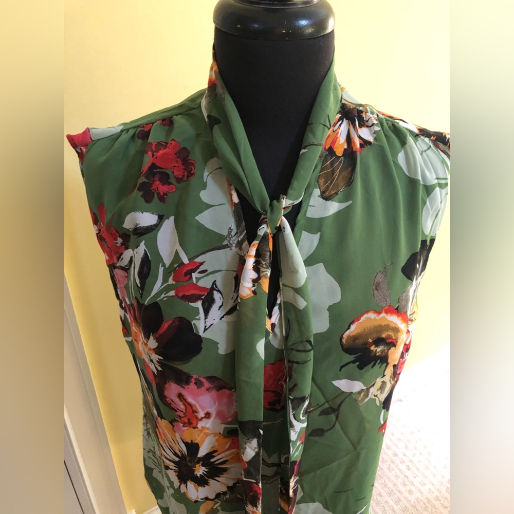 New York & Company Sleeveless Tie Floral Print Blouse with tags - Size Small